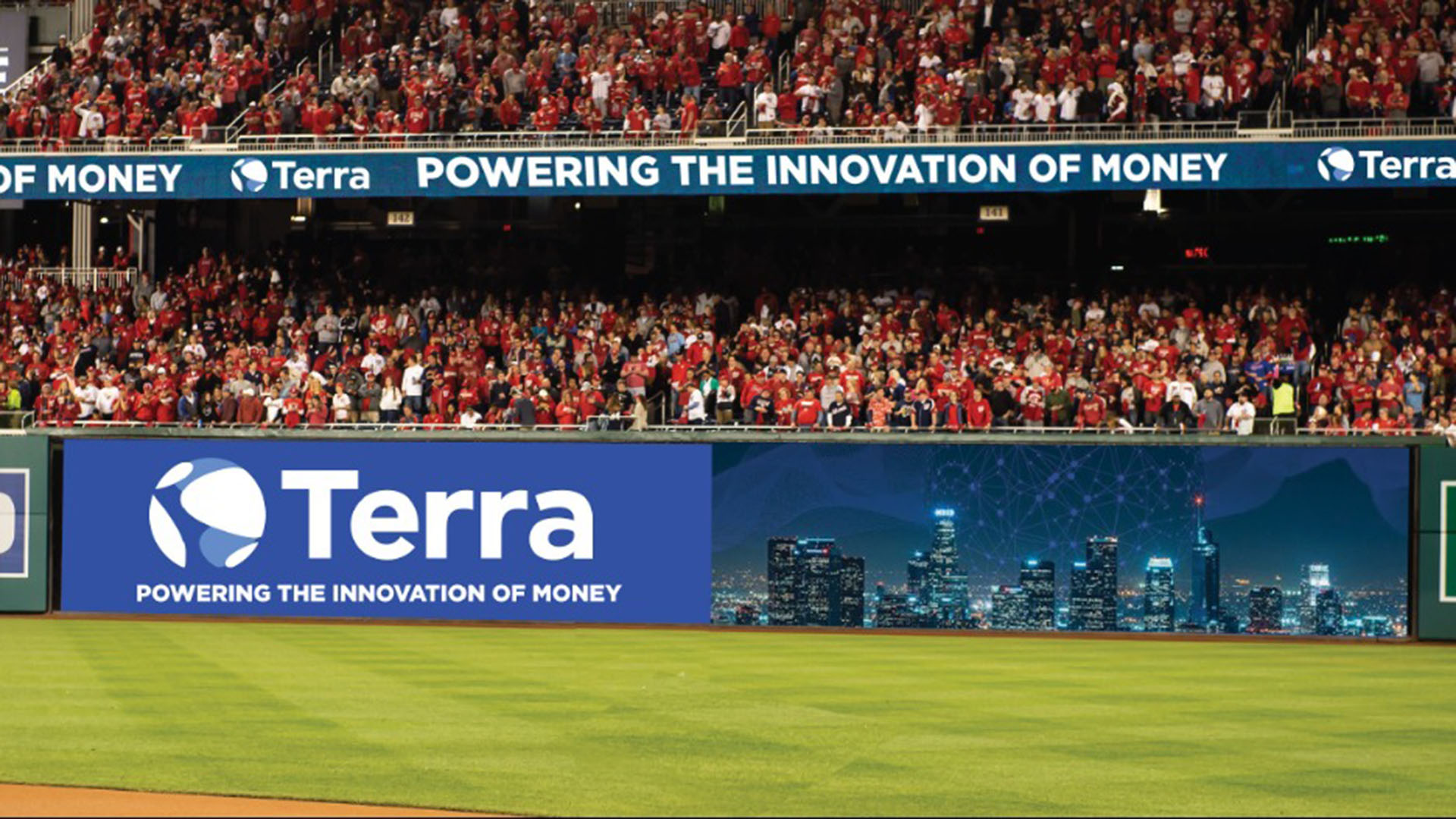 terranin sponsor oldugu nationals ballparkta yuzler guluyor 2